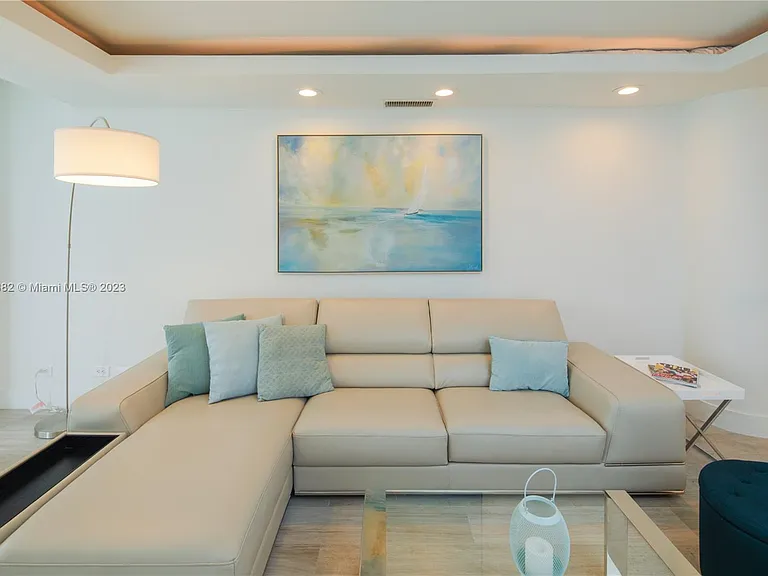 5005 Collins Ave #610 — Photo 8