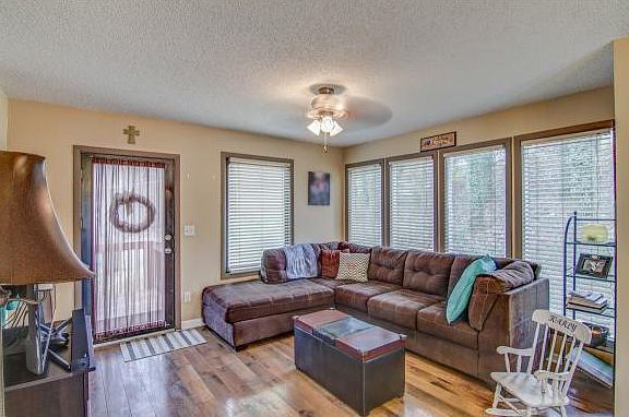 3rd image of 118 Country Hill Ct