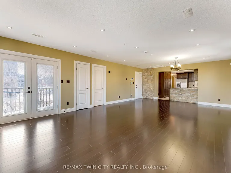 561 Queen St S #UPPER — Photo 2