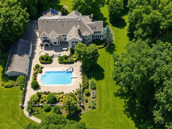 12 Hidden Hollow Dr, Hamilton, NJ 08620