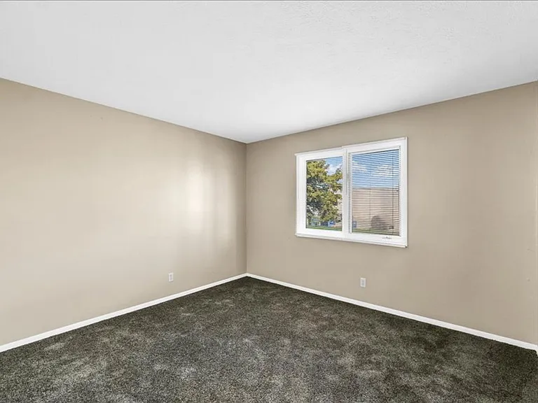 8 Ross — Photo 20