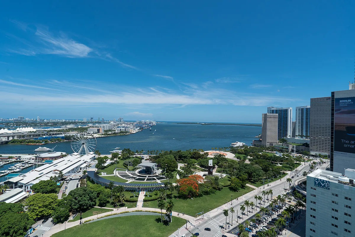Building Photo - 244 Biscayne Blvd #2602