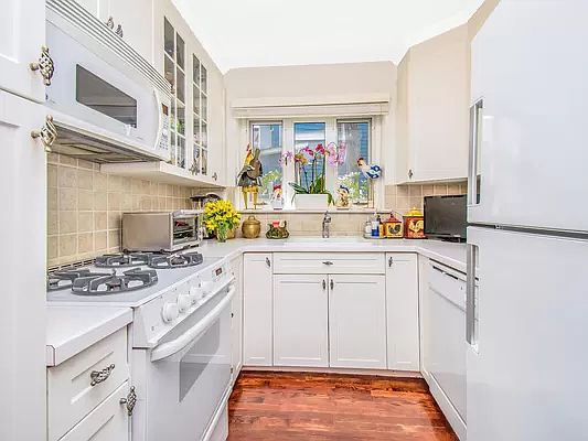 4th image of 5623 Mosholu Ave