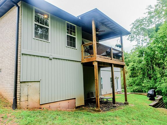 5th image of 109 N Peach Brk