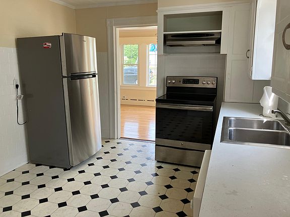4th image of 110 Meadow Ave