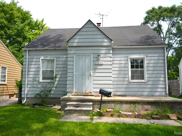 19693 Kingsville St, Harper Woods, MI 48225