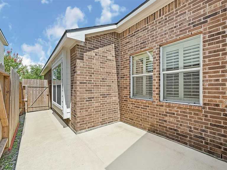 8618 E Highlands Xing — Photo 25