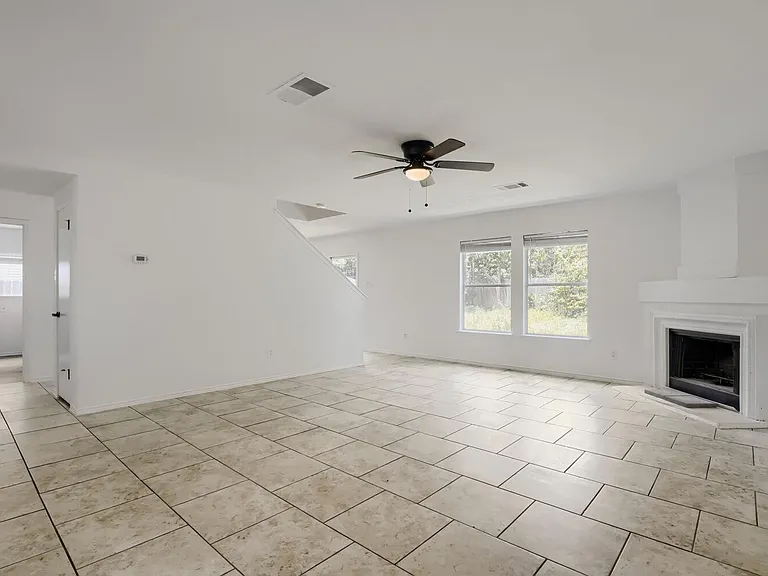 512 Woodford Dr — Photo 6