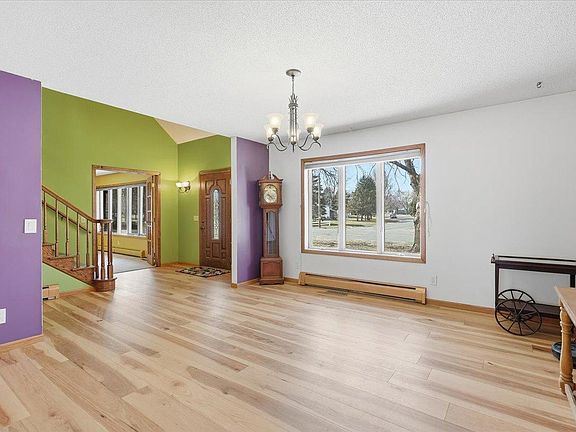 3rd image of 1299 Park View Dr