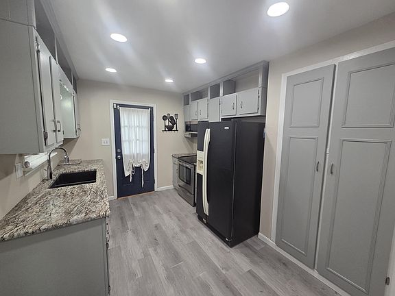 5th image of 512 Crofton Dr