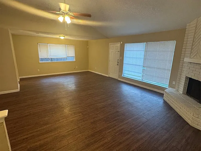 13418 Oak Ledge Dr — Photo 2