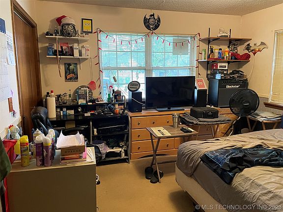 3rd image of 410 W Fairlane Pl
