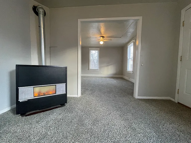 10 W Mill St — Photo 2