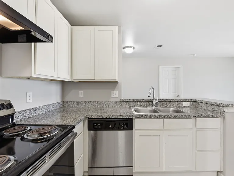 Henderson Grove Apartments — Photo 11