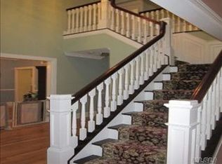 10 Ginger Bread Rd, Kings Park, NY 11754