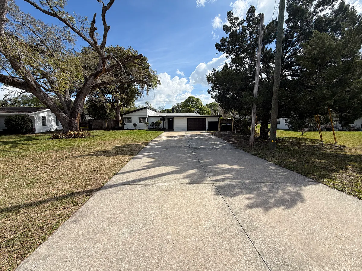 Building Photo - 4235 Edgewater Dr