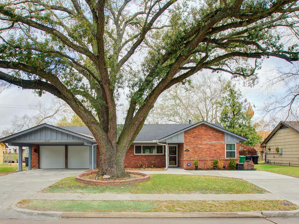 Circle driveway makes entering and exiting easy.