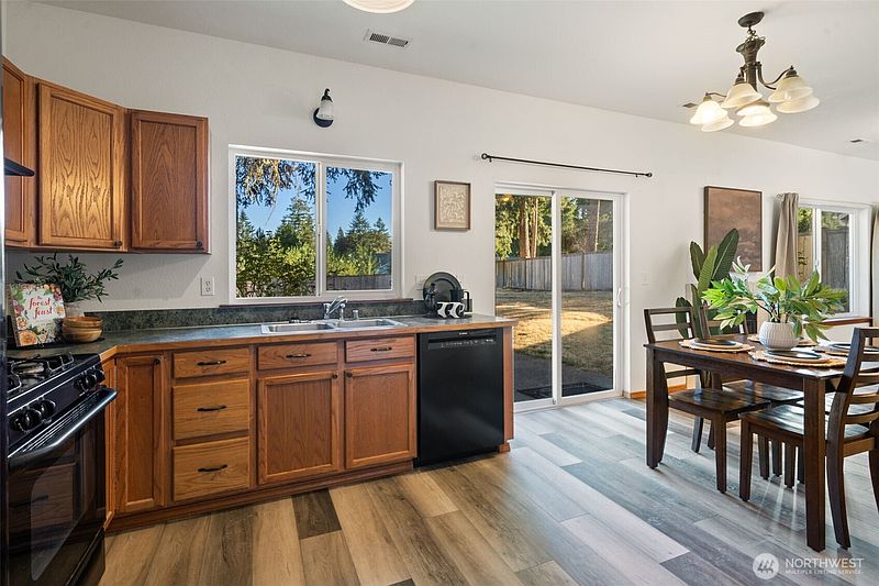 4th image of 130 E Warbler Court