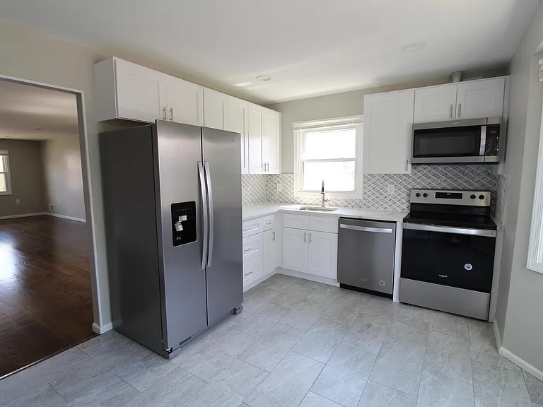 91 Cloverdale Rd #2 — Photo 5