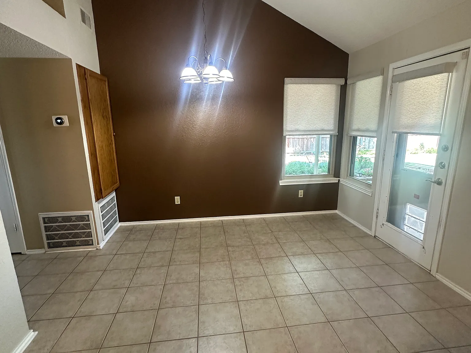 3 bed, 1359 sqft, $2,300 — Photo 4