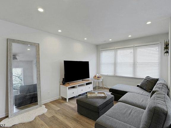 4th image of 779 Riverside Ave #104