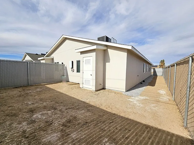 1205 W Mariposa Ave — Photo 14