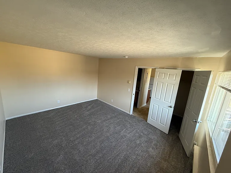 345 Hampshire Dr #9 — Photo 2
