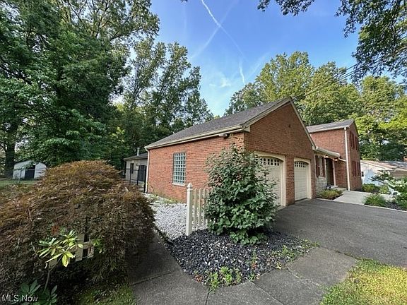 5th image of 3816 Chaucer Ln