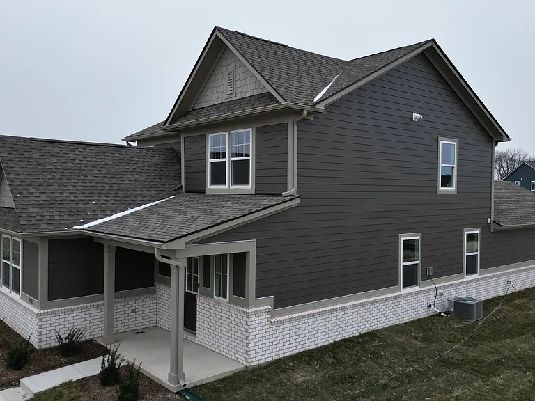 532 Lincoln Cir W — Photo 2