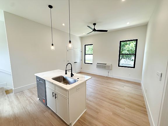 4th image of 1448 Lexington Ave #C