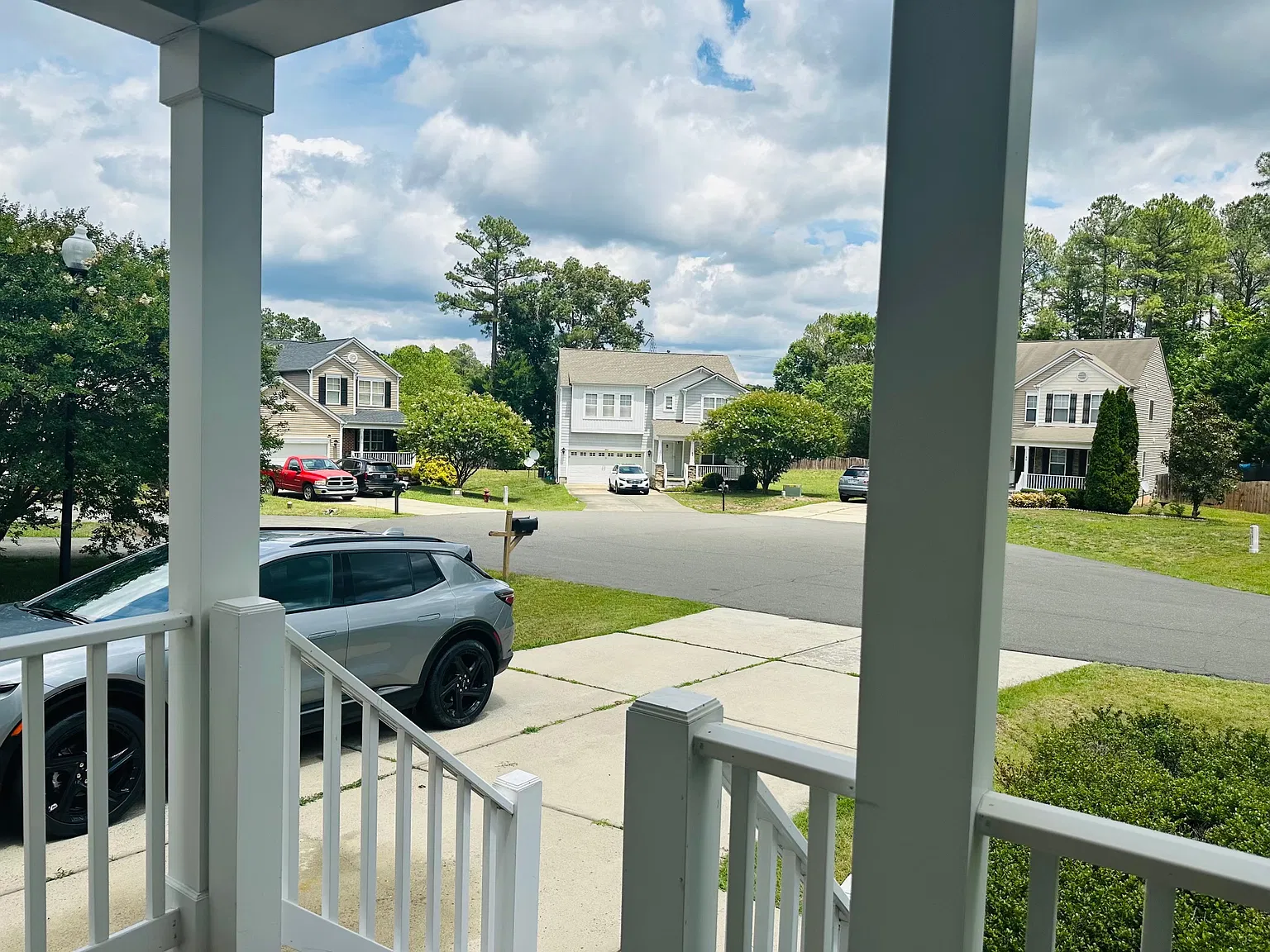 3 bed, 2.5 bath, 2520 sqft, $2,300 — Photo 2