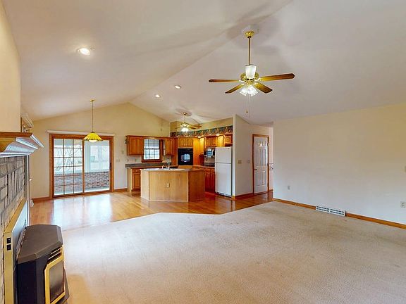 4th image of 102 Spinnaker Ct