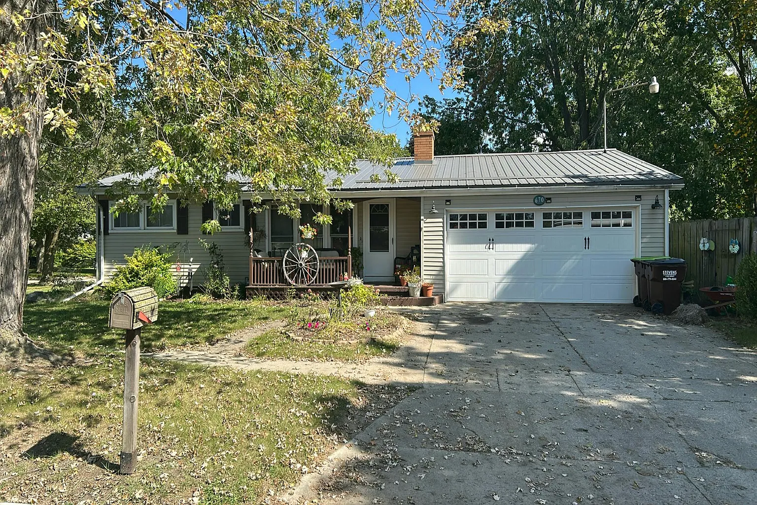 670 Stockford Dr photo 1