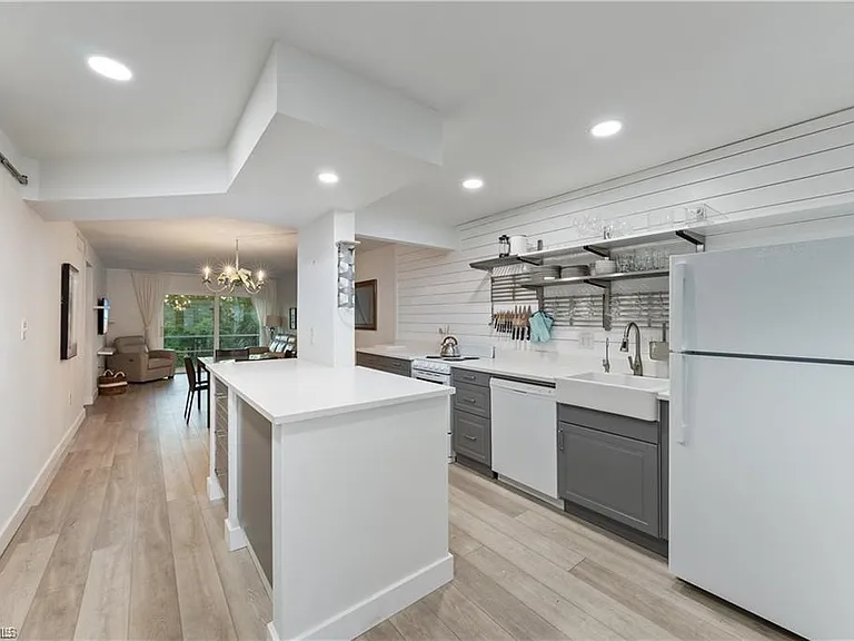 72 7th St S #310 — Photo 1