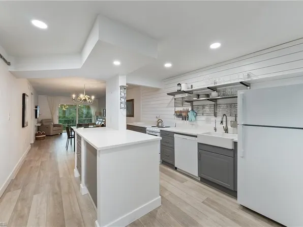 72 7th St S APT 310, Naples, FL 34102