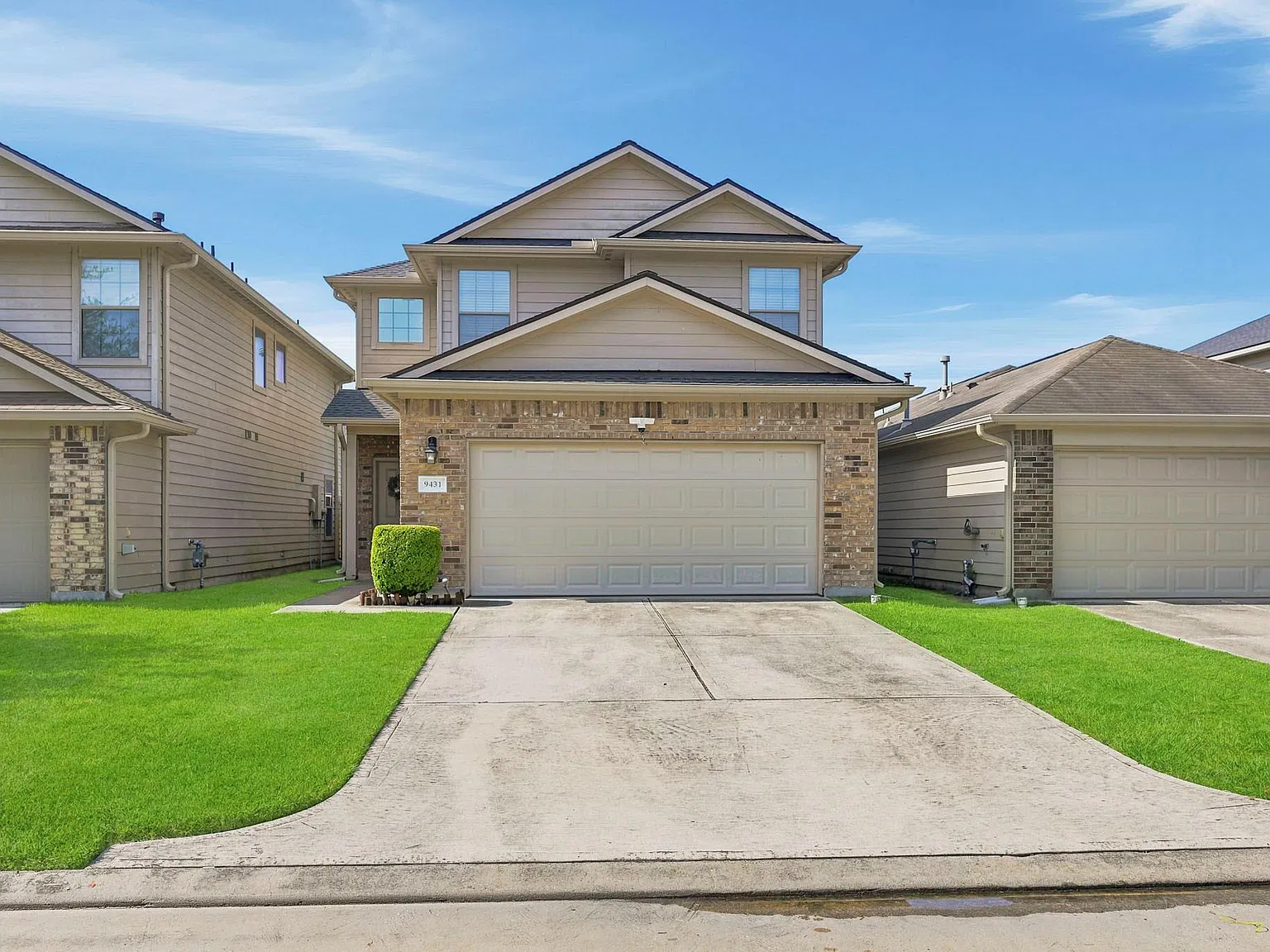 3 bed, 2.5 bath, 1865 sqft, $1,995 — Photo 1