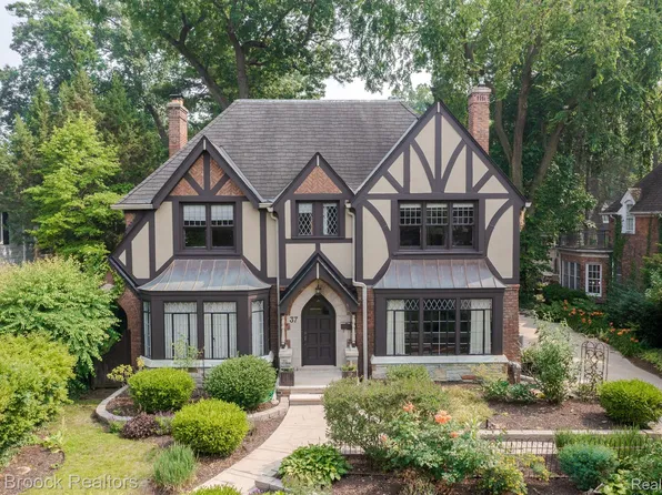 37 Oxford Blvd, Pleasant Ridge, MI 48069