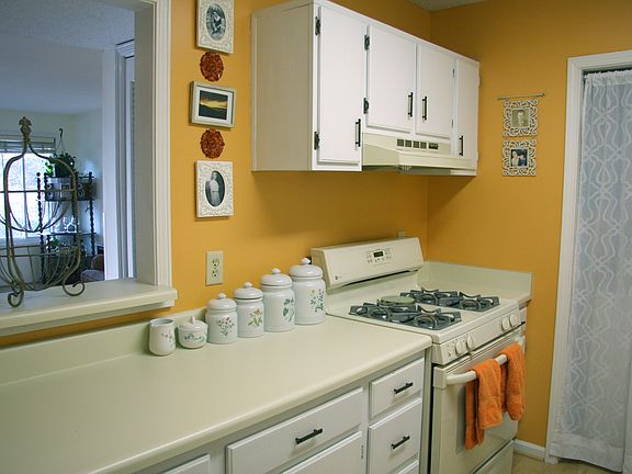 Kitchen (view to living rm)