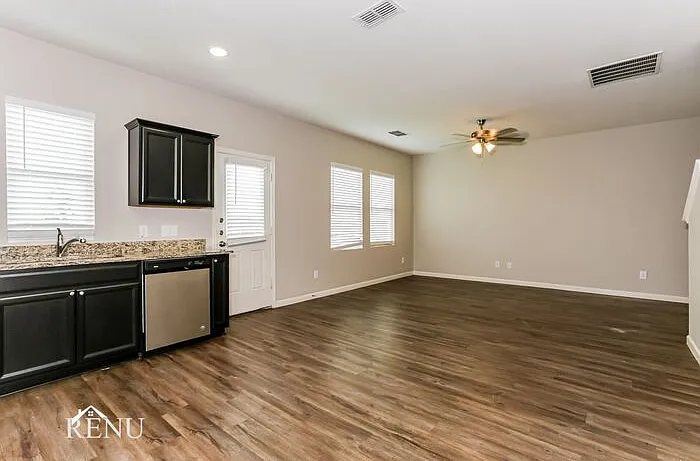 3 bed, 2.5 bath, 1605 sqft, $1,940 — Photo 4