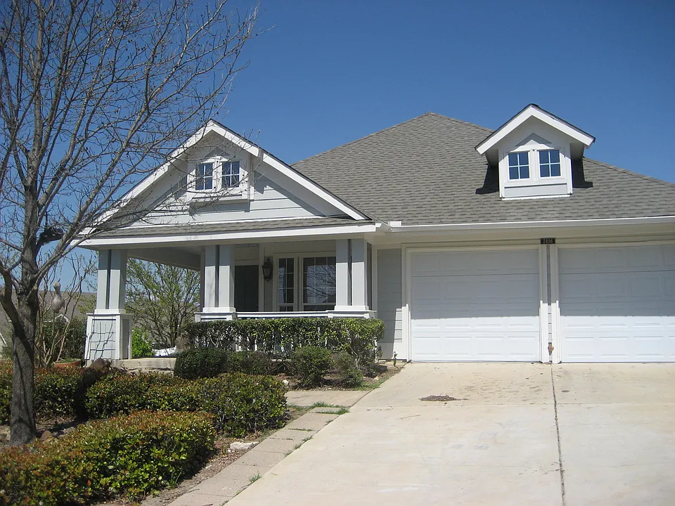 2406 Hillside Dr