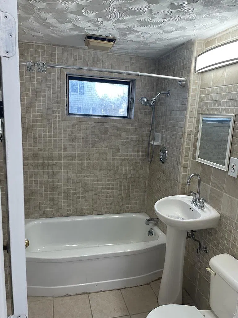 4 bed, 2900 sqft, $3,400 — Photo 2