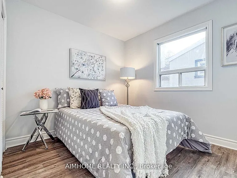 26 Frances Cres — Photo 4