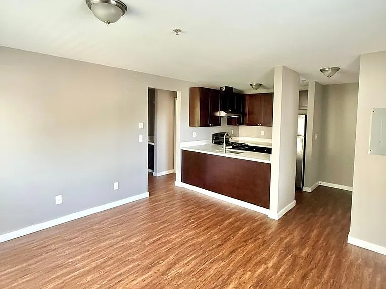 4236 TM Montlake Villas LLC — Photo 8