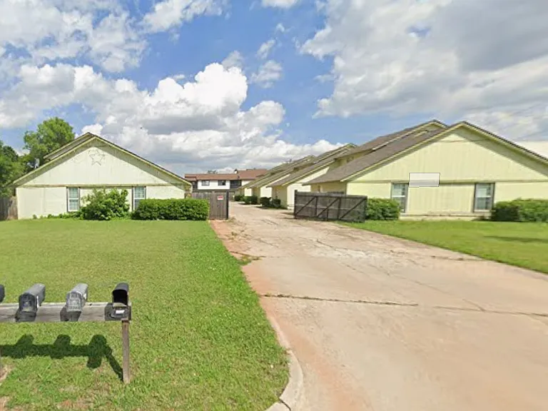 8734 N Rockwell Dr — Photo 1