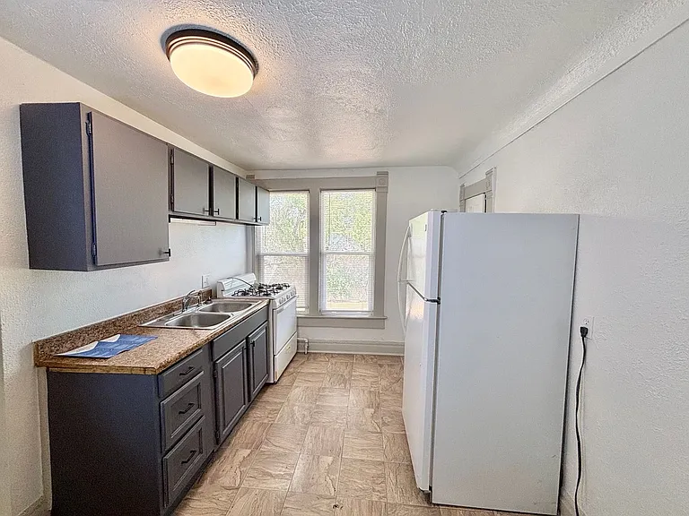 1403 E. 3rd St. — Photo 7