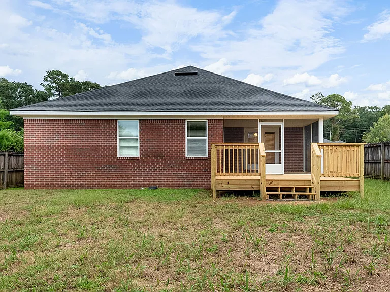2200 Liberty Dr E — Photo 3