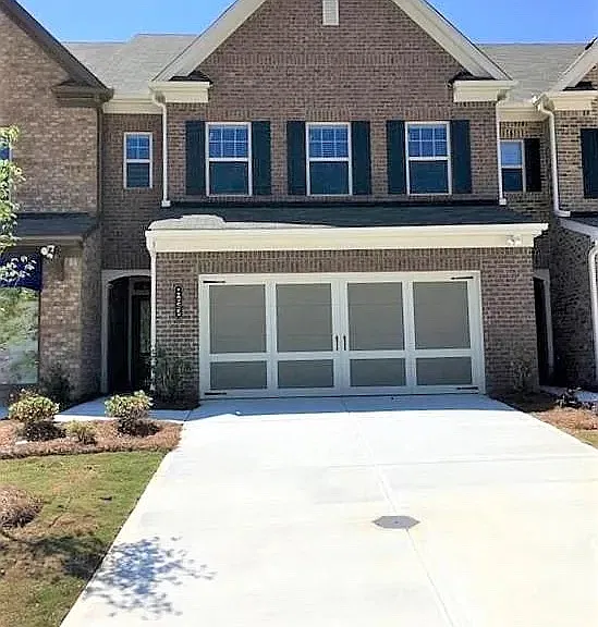 1055 Hampton Oaks Dr — Photo 1