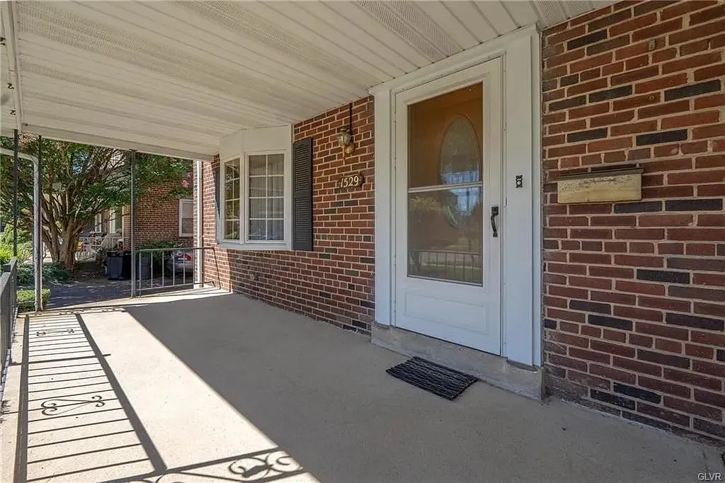 3 bed, 1335 sqft, $1,900 — Photo 2