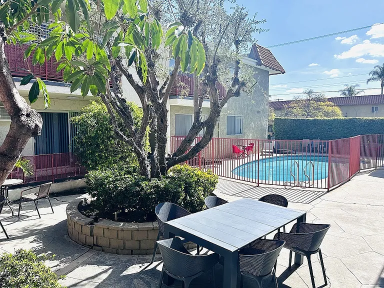 Lido Apartments - 10535 Rose Ave — Photo 15