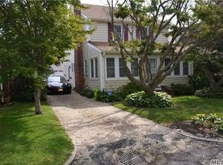 11 Valley Rd, Bayville, NY 11709